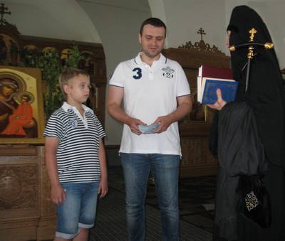 Александр Поляков с сыном рассказывает иг. Евдокии об иконе Александр Поляков с сыном рассказывает иг. Евдокии об иконе